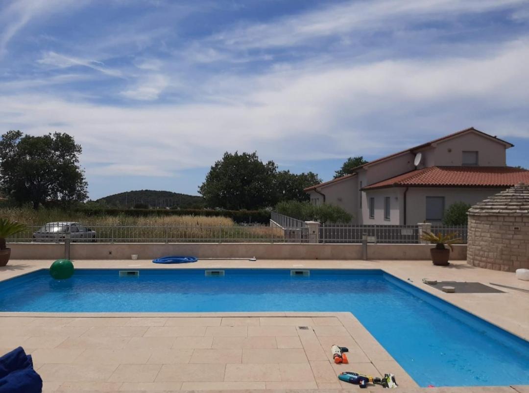 Nice, Cosy Studio Apartment With Shared Outdoor Pool バニョレ エクステリア 写真