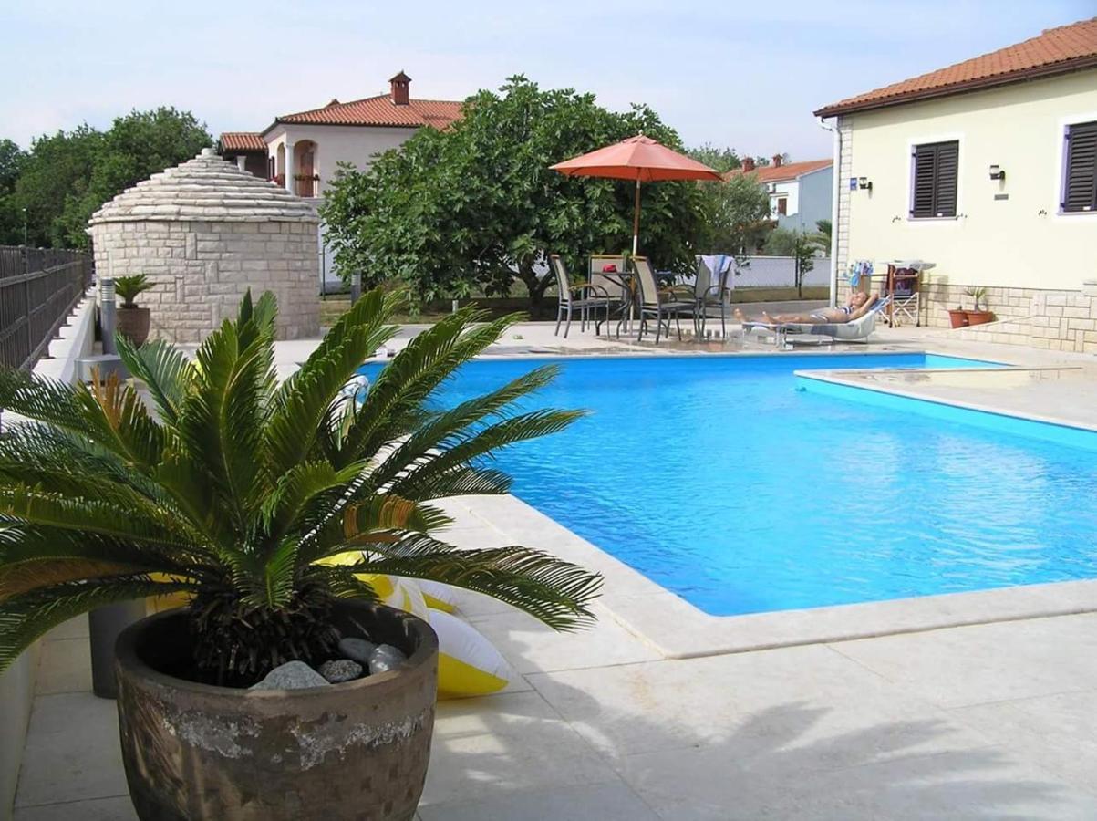 Nice, Cosy Studio Apartment With Shared Outdoor Pool バニョレ エクステリア 写真