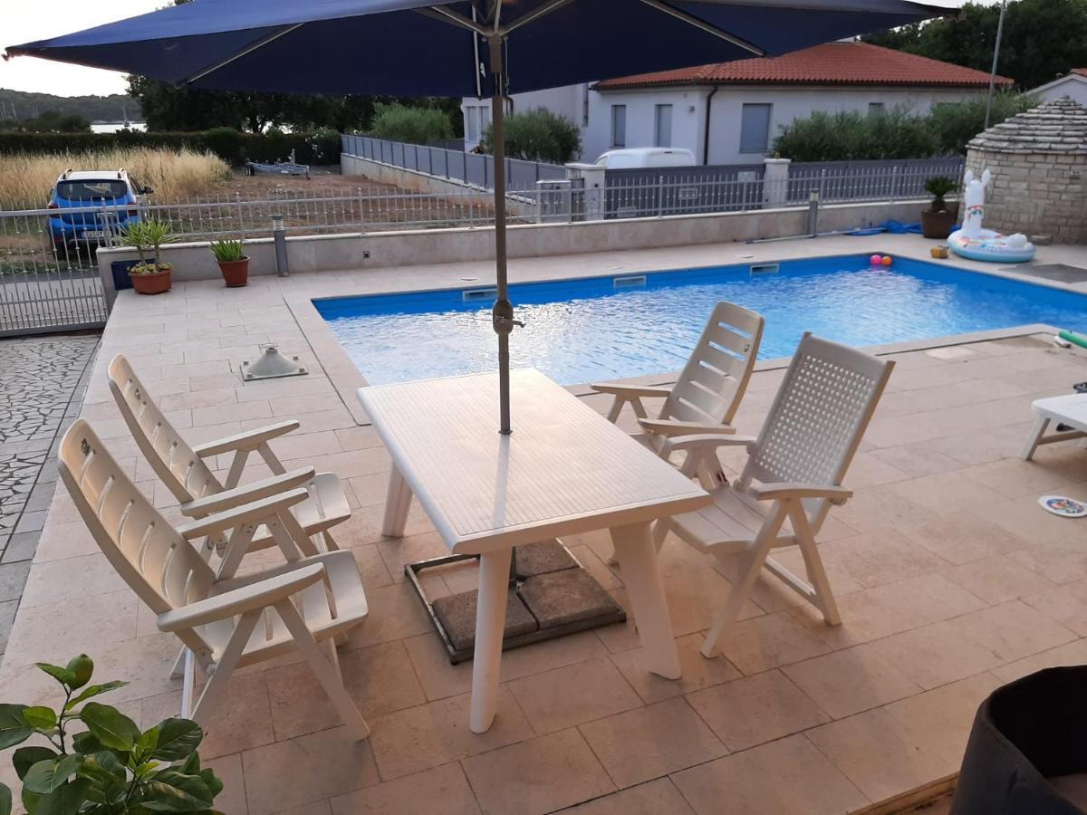 Nice, Cosy Studio Apartment With Shared Outdoor Pool バニョレ エクステリア 写真