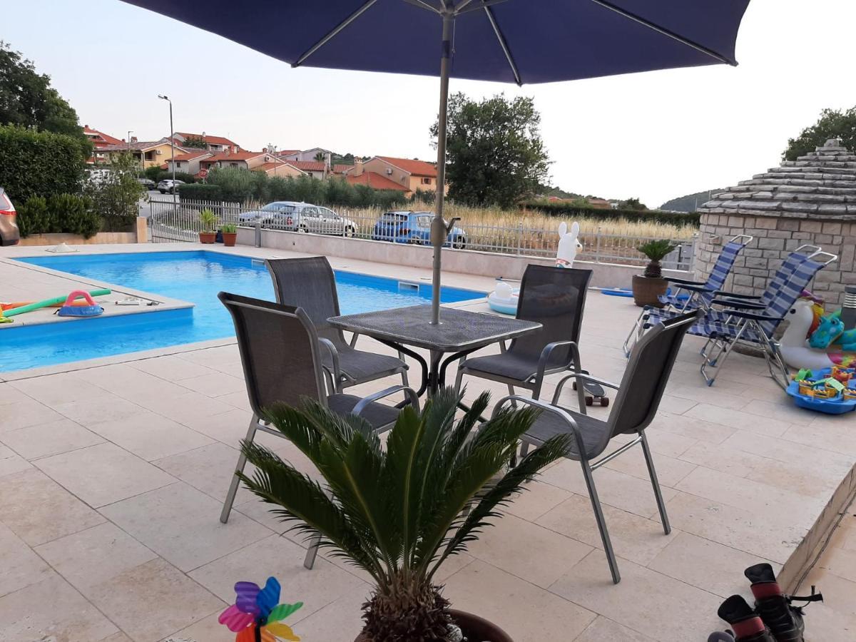 Nice, Cosy Studio Apartment With Shared Outdoor Pool バニョレ エクステリア 写真